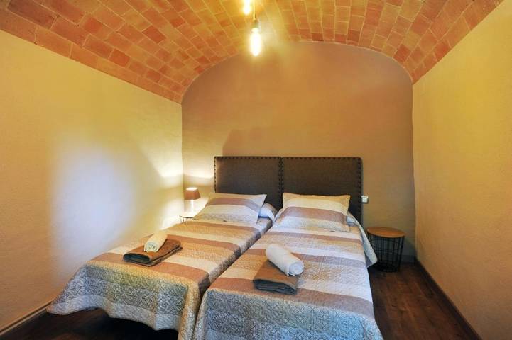 Casa rural para 12 personas, con Balcón y Terraza además de Jardín y Piscina en Lladó - 2