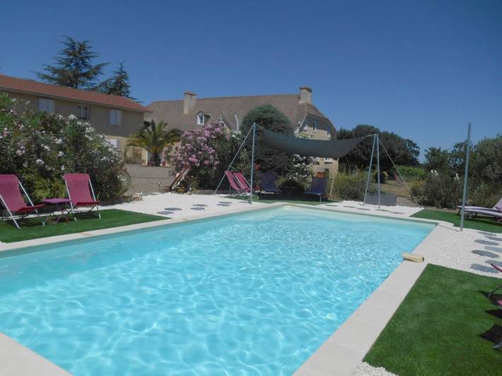 Chambre d’hôte pour 2 personnes, avec terrasse et jardin ainsi que piscine et vue