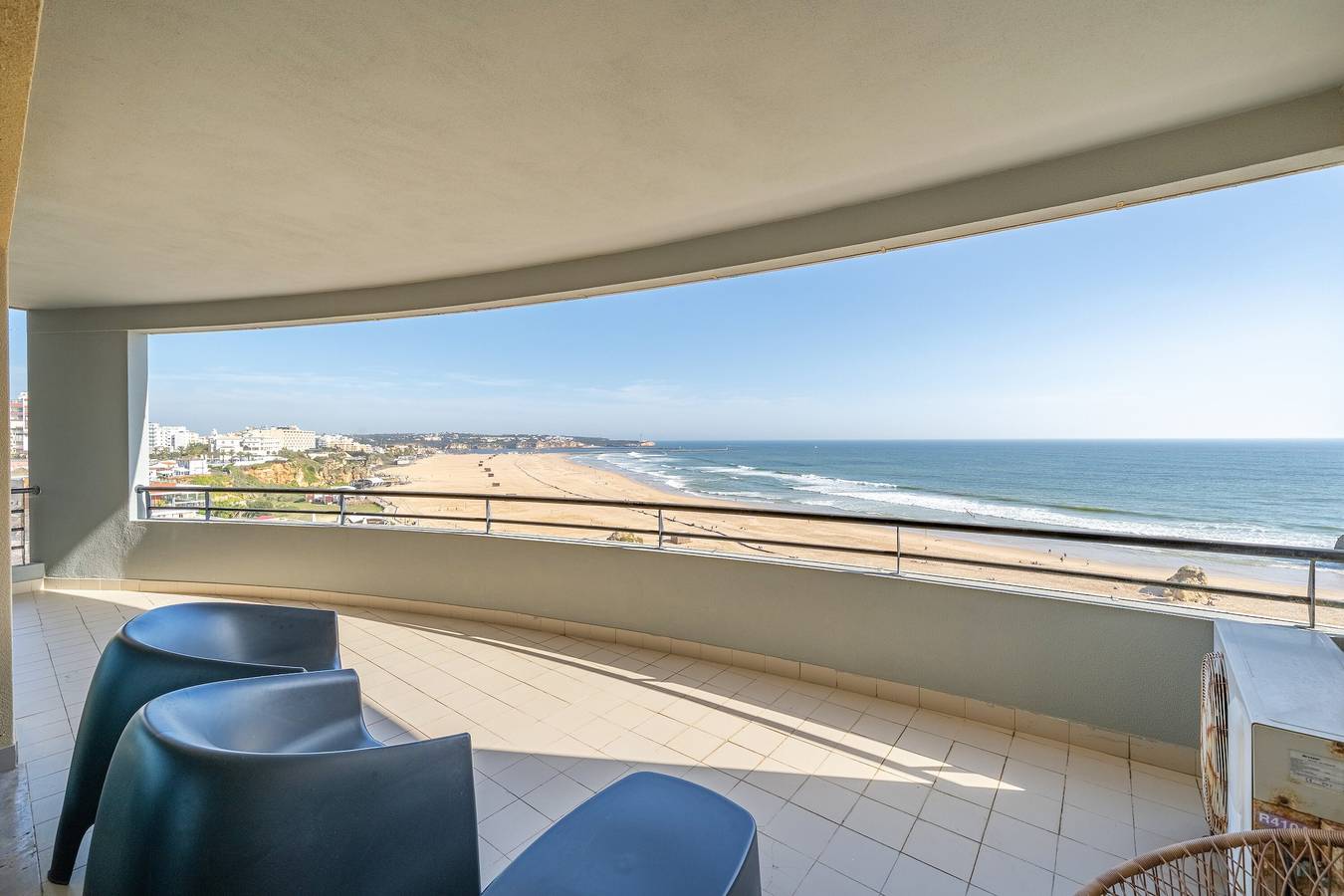 Ganze Wohnung, Apartment 'Wave House' mit Meerblick, Wlan und Klimaanlage in Praia da Rocha, Portimão