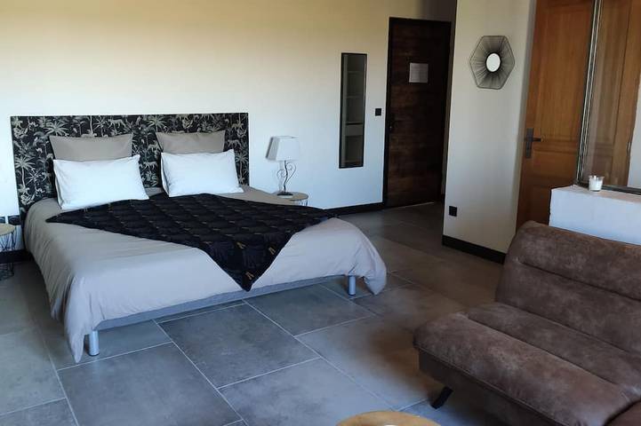 Chambre d’hôte pour 3 personnes, avec terrasse ainsi que piscine et jardin à Vestric-et-Candiac