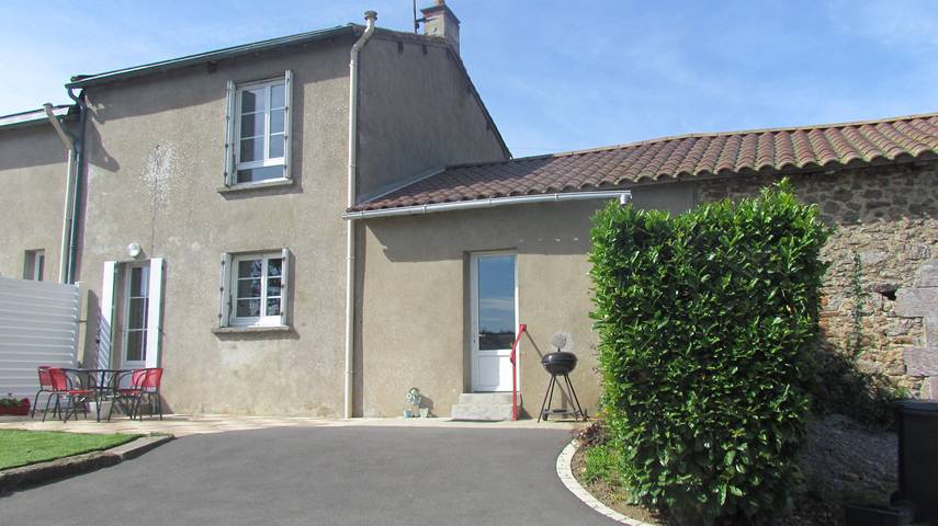 Gîte pour 5 personnes, avec terrasse à Montournais