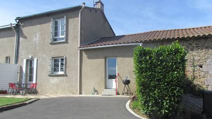 Gîte pour 5 personnes, avec terrasse à Montournais