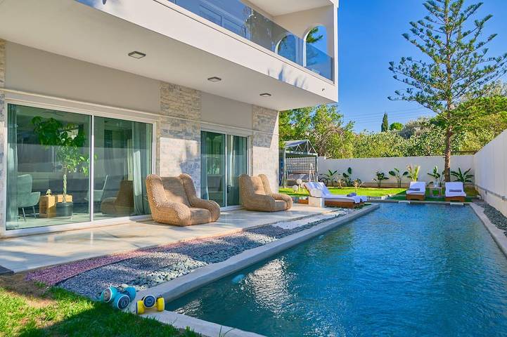 Villa für 8 Personen, mit Garten in Voula