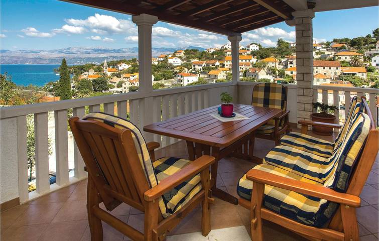 Appartement de vacances entier, Charmant appartement 1 chambre avec terrasse, Wi-Fi, à 1,5 km de la plage in Supetar, Brac