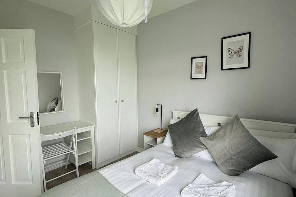 Entire apartment, Modern and Spacious No. 5 - sleeps 6 - free parking in Galway, County Galway