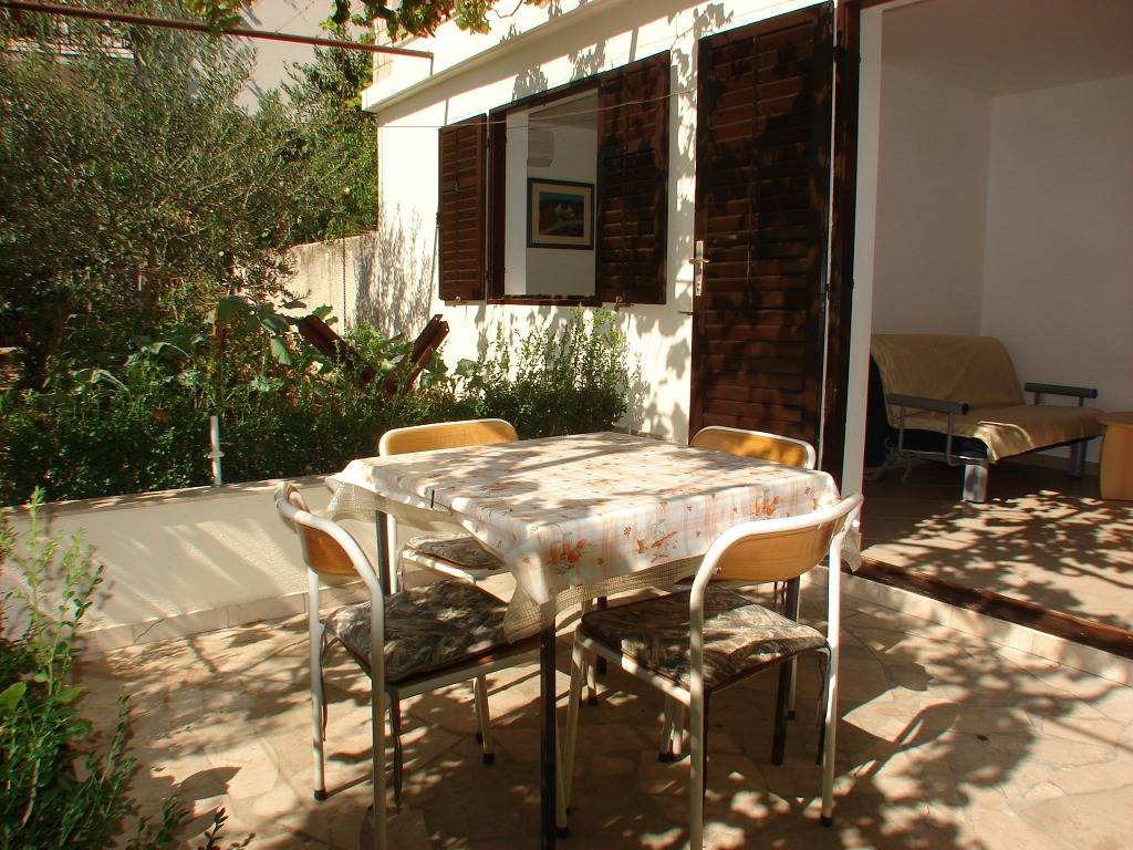 Cijeli apartman, Ferienwohnung in Pisak mit Terrasse, Klimaanlage, W-Lan, Waschmaschine (77-1) in Pisak, Omiška rivijera