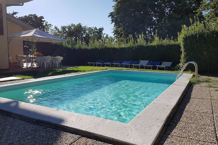 Location de vacances pour 13 personnes, avec jardin à Montecarlo (Toscane)