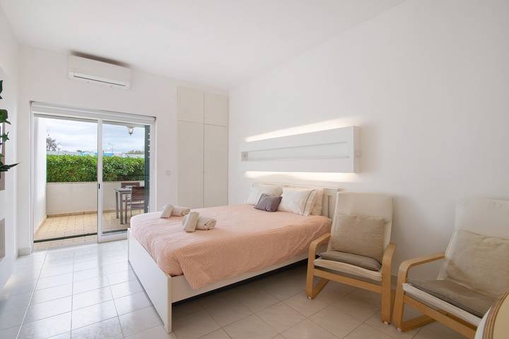 Geheel appartement, Appartement 'Peixe and Barco Studio's' met gedeeld zwembad, wifi en airconditioning in Vilamoura, Quarteira