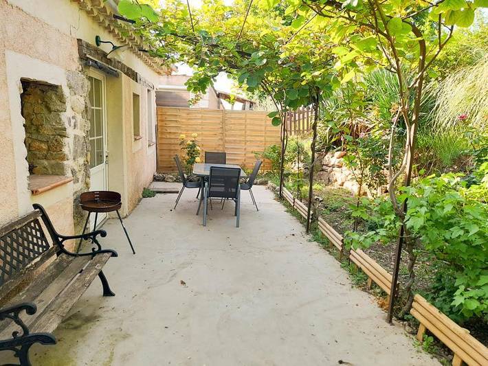 Gîte pour 2 personnes, avec Terrasse et Jardin ainsi que Piscine et Vue