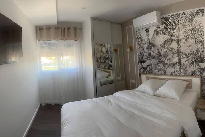 Villa pour 8 personnes, avec terrasse ainsi que jacuzzi et jardin