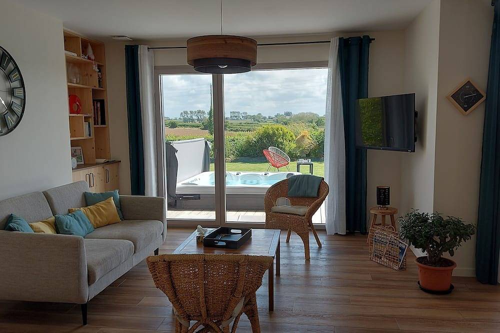 Single storey house with jacuzzi near the beach<br>Wooden frame, 4 stars in Pleubian, Costa de granito rosa