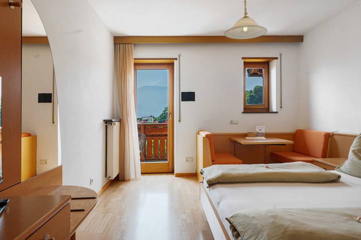 Ferienwohnung für 3 Personen, mit Seeblick und Garten in Kaltern an der Weinstraße