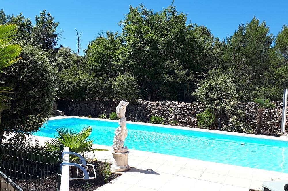 Totally private 8 adults plus 2 children luxe villa with heated swimming pool in Régusse, Brignoles region