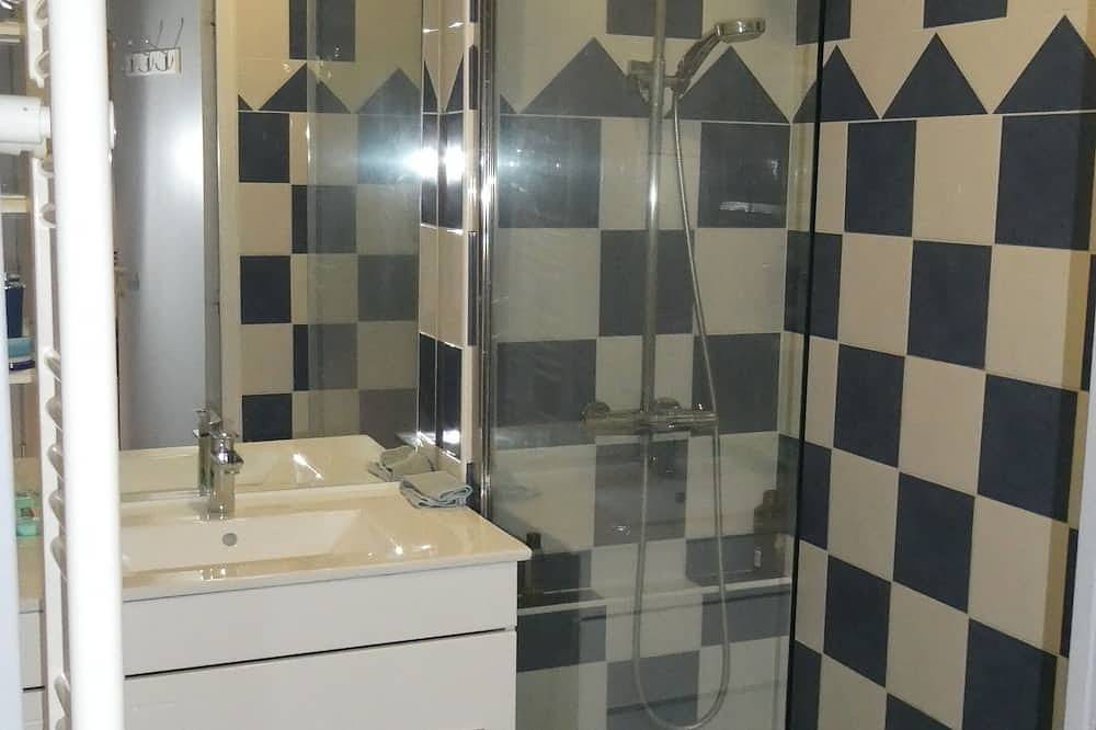 Entire apartment, Crique Côte Vermeille T2 Dans Village Vacances Avec Piscine et Tennis in La Côte Vermeille, Cerbère