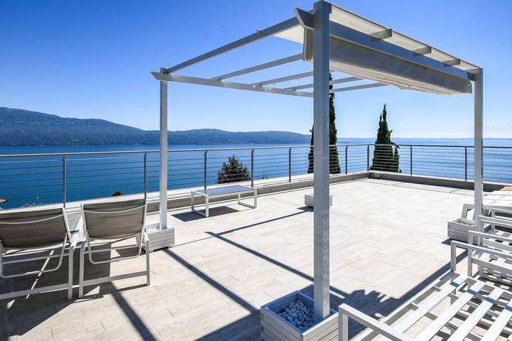 Apartamento inteiro, Apartamento de férias "Luxo 2" com terraço e vista para o lago in Maderno, Toscolano-Maderno