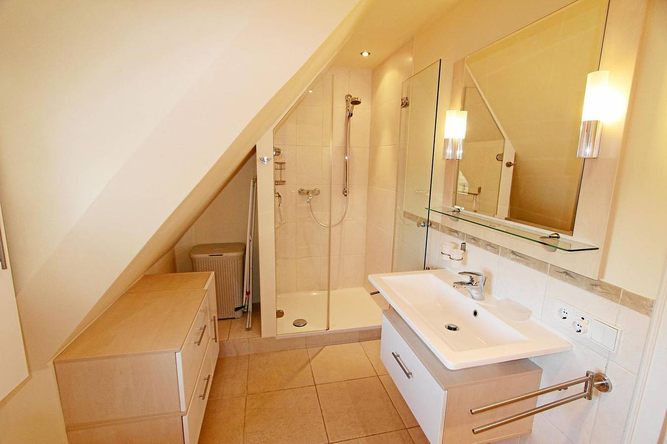 Ganze Wohnung, In warmen Farbtönen gestaltetes Ferienappartement in herrlich ruhiger Lage in Wenningstedt, Sylt