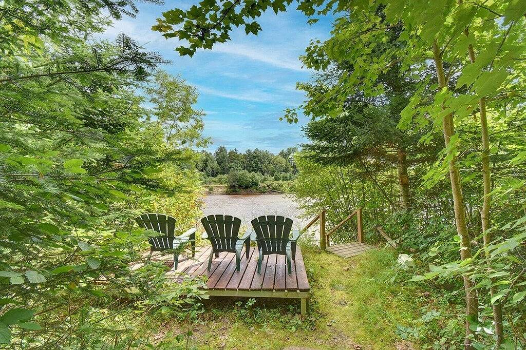 Waterfront private Beach 2 hot tubs Pool Sauna 21p. in Labelle, Québec