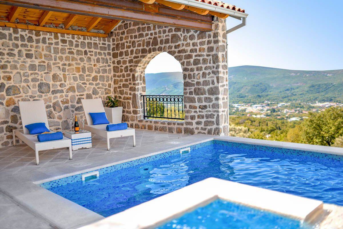 Villa voor 6 personen met terras in Opština Kotor