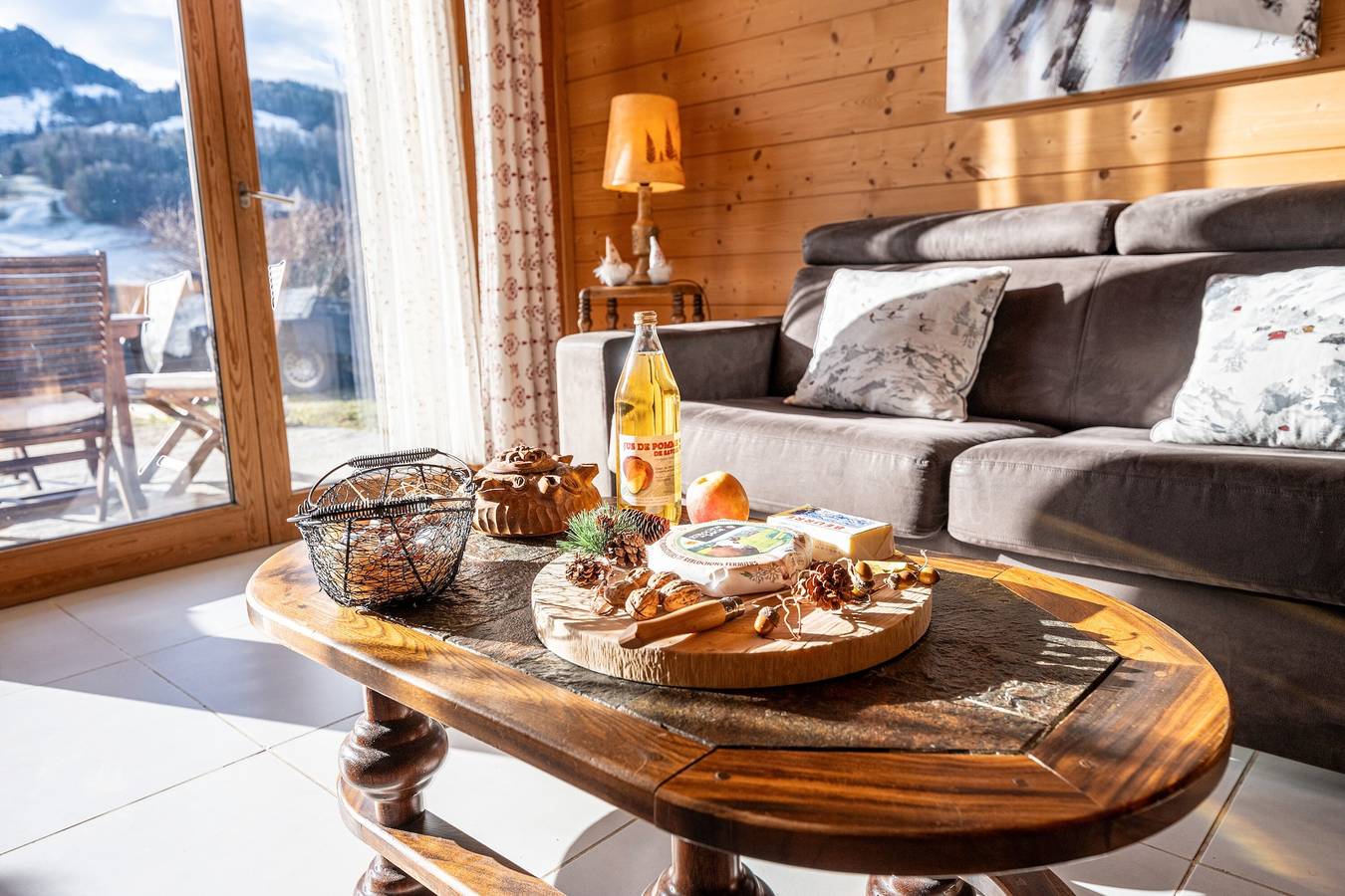 Appartement entier, Chalet 'Tié No Appartement Chaleureux' avec vue sur la montagne, terrasse privée et Wi-Fi in Manigod, Région d'Annecy