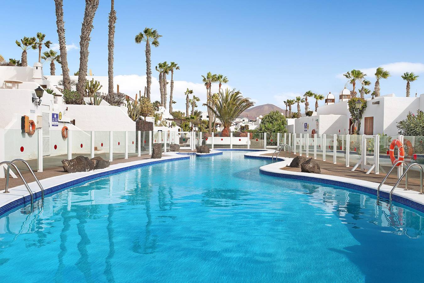 Entire apartment, Apartment "Puerto Chico 7" with Sea View, Shared Pool, Terrace & Wi-Fi in Playa Blanca, Yaiza