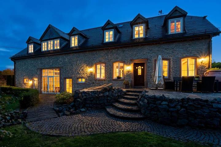 Ferienhaus für 23 Personen, mit Whirlpool und Garten in Berndorf