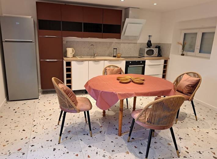 Gîte pour 4 personnes, avec jacuzzi et jardin
