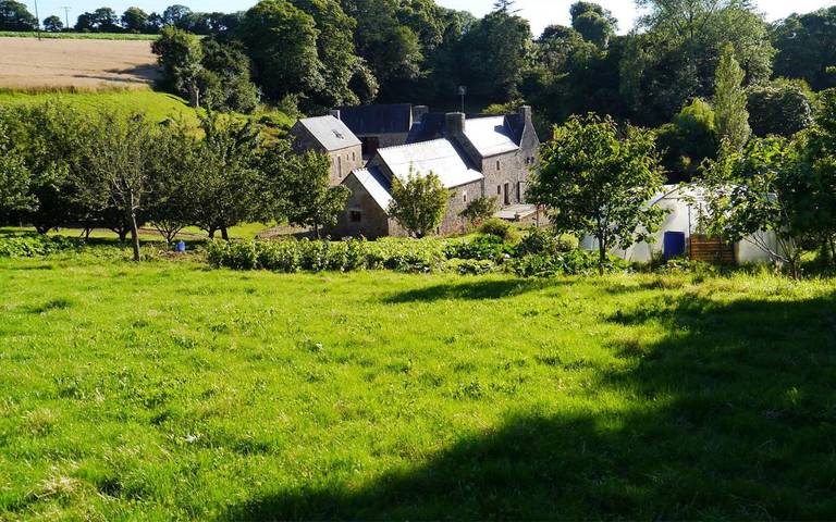 Location de vacances pour 4 personnes, avec terrasse et jardin à Ploulec'h