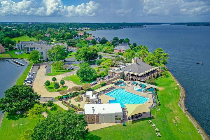 Vacation rental for 8 people, with balcony and yard in Lake Conroe