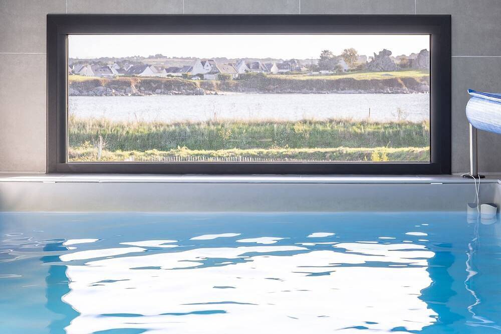 \"La Villa Sur La Baie\" vue sur la baie, piscine intérieure chauffée, plage à 50m in Kerlouan, Région de Brest