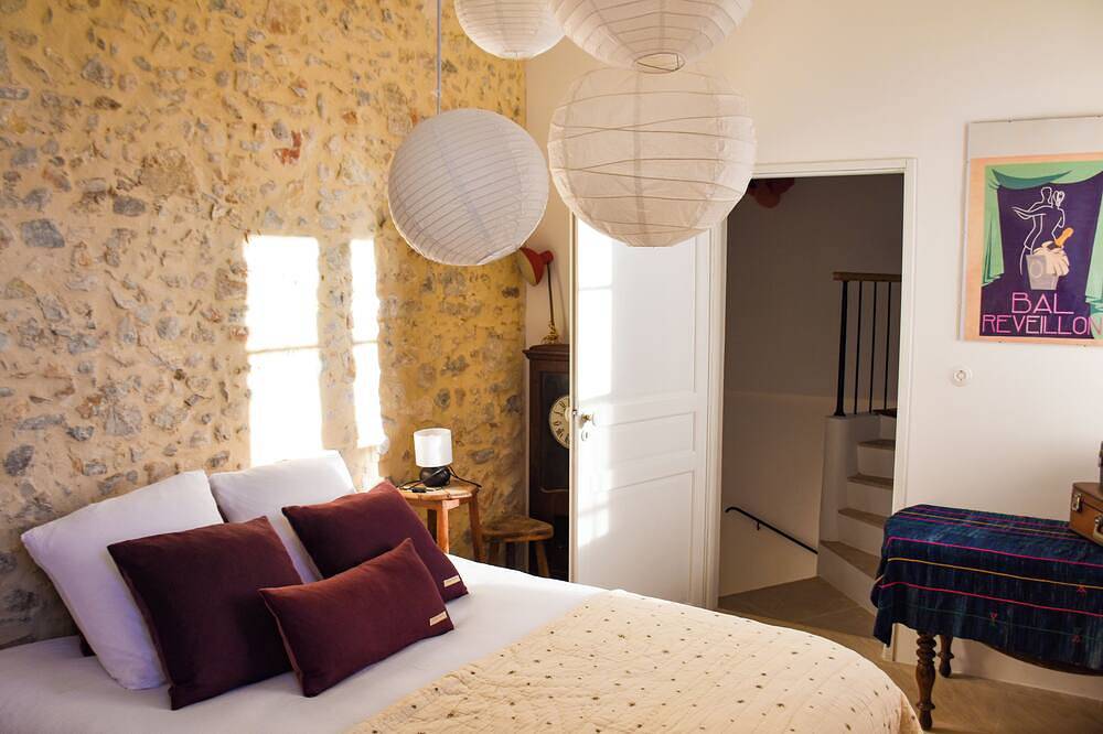Spectacular vaulted 7-bedroom house, 15 min from beach, 15 guests, Pet-Friendly! in Ollioules, Région de Toulon