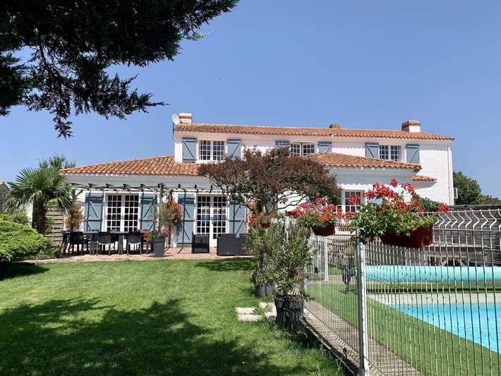Gîte pour 15 personnes, avec piscine et jacuzzi