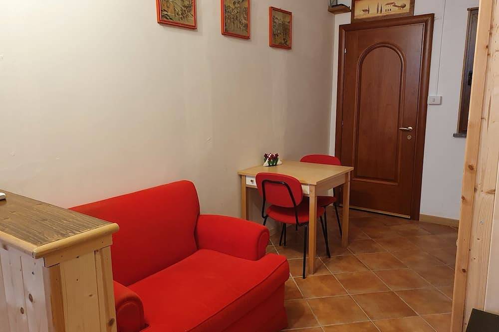 Entire apartment, Comfortable mini-apartment surrounded by the greenery of a large garden. in Bracciano, Lake Bracciano