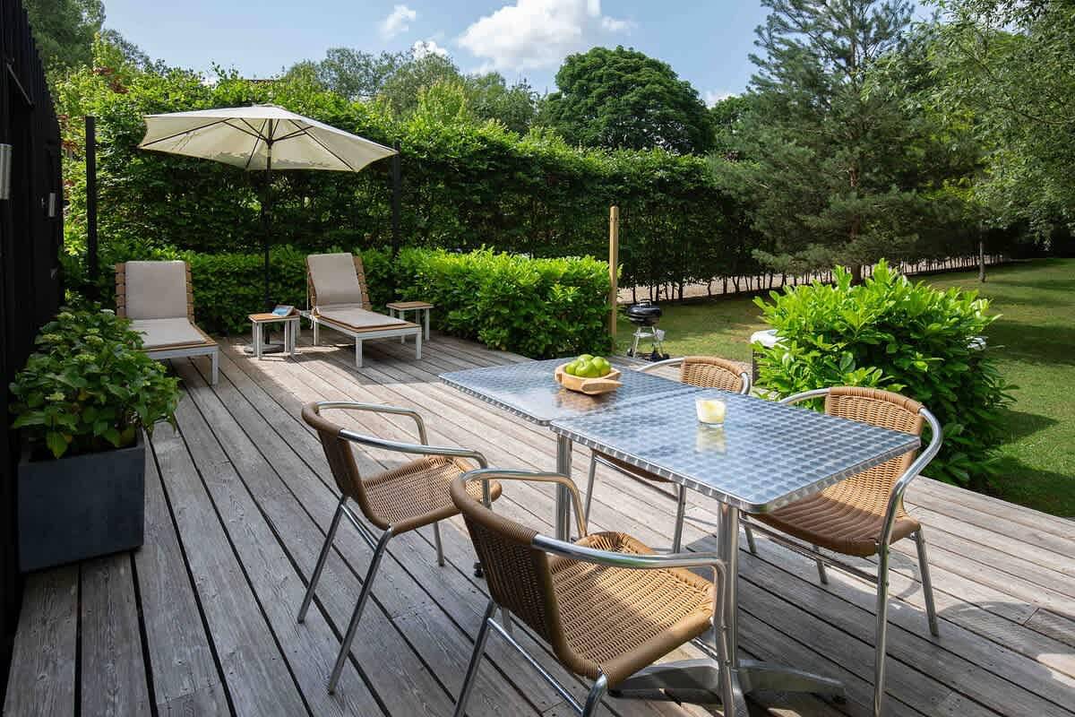 Pond Lodge - Hot Tub Stay with Views & Log Burner in Gloucestershire