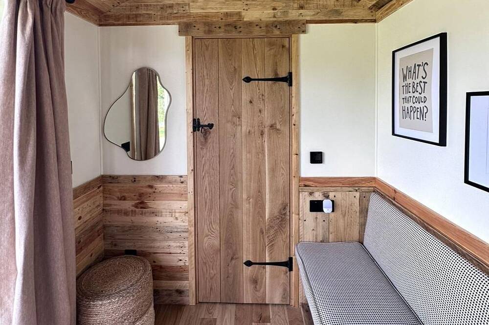 Charming Shepherds Hut in peaceful Lydiard Millicent walking distance to pub in Swindon, Wiltshire