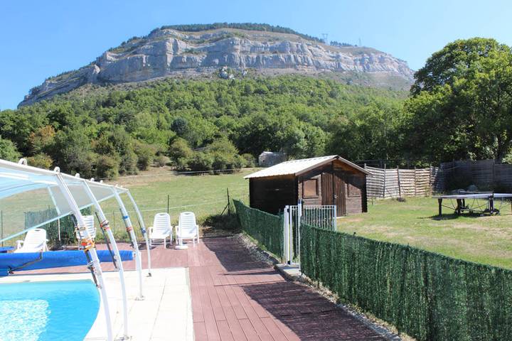 Gîte pour 8 personnes, avec Terrasse ainsi que Jardin et Piscine à Entrepierres