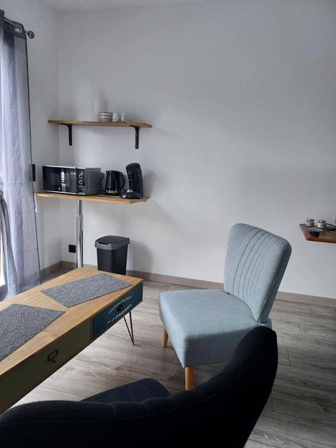 Location de vacances pour 2 personnes, avec terrasse ainsi que vue et jardin à Tréméloir - 3