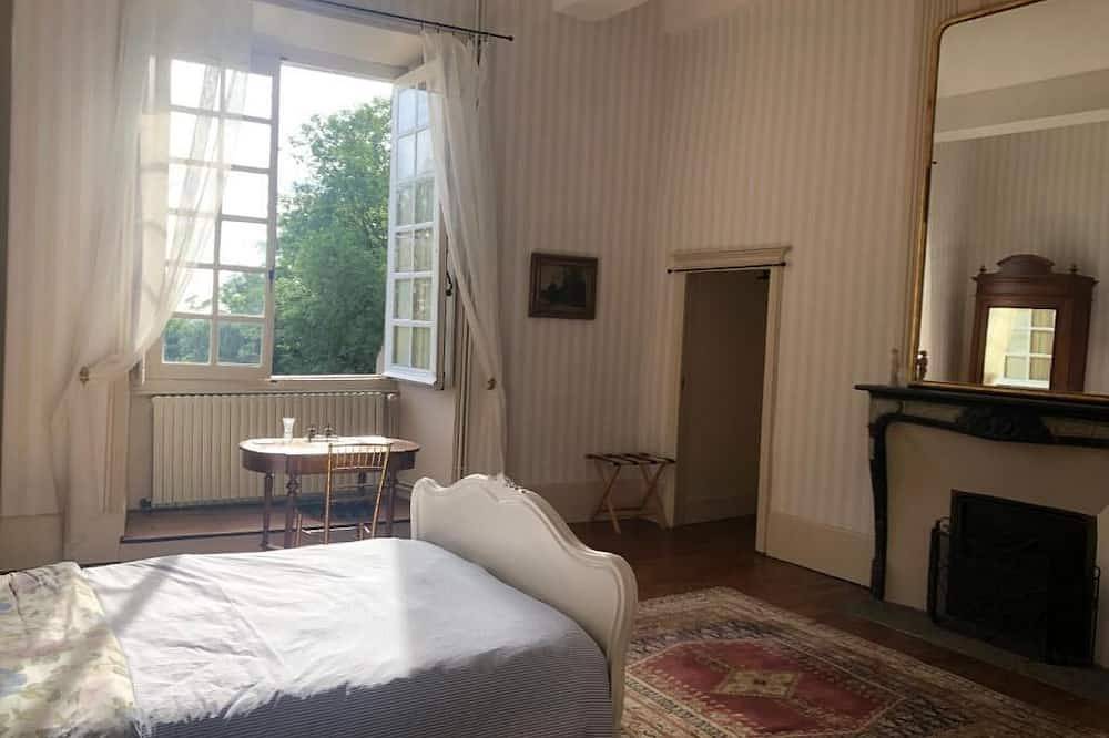 Chambre d'hôte en pleine nature au Château de Blot in Blot-l'Église, Puy-de-Dôme
