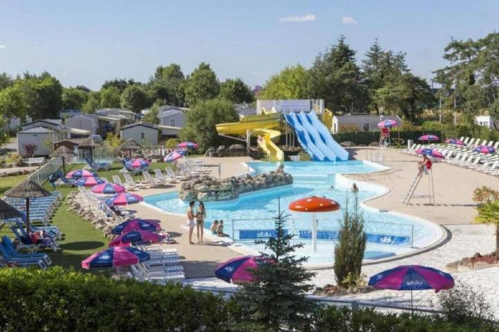 Camping pour 8 personnes, avec Terrasse ainsi que Jardin et Bassin pour enfant