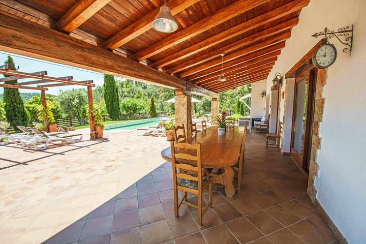Location de vacances pour 10 personnes, avec piscine ainsi que terrasse et jardin à Vall-llobrega - 4