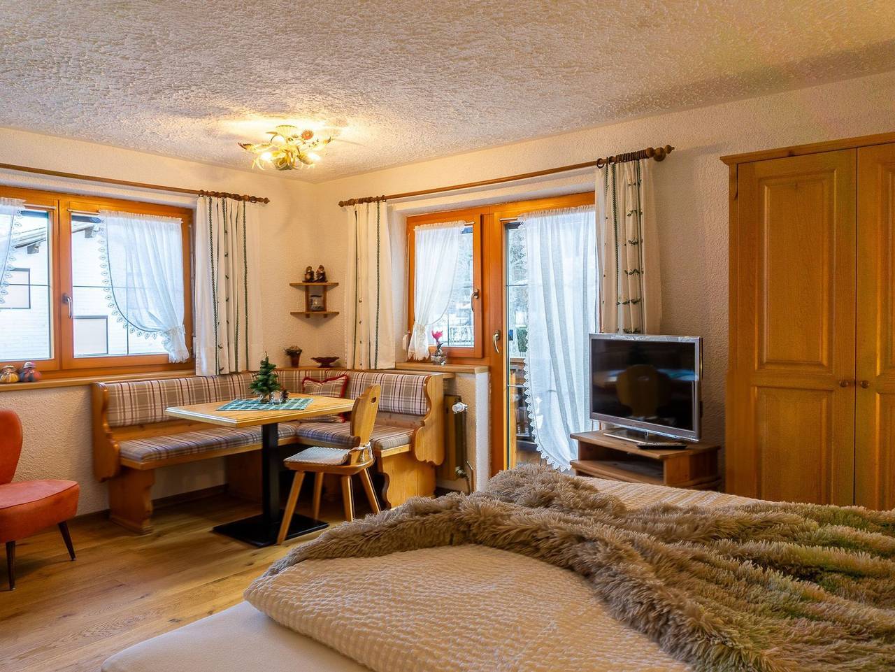 Ganze Ferienwohnung, Gästehaus Schmid - Doppelzimmer in Grän, Allgäuer Alpen (Österreich)