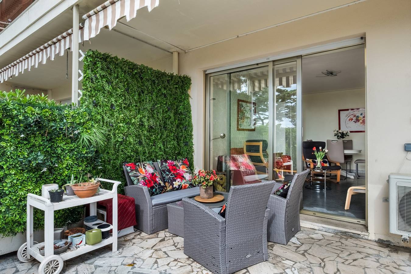 Entire apartment, 2-Room Apartment with Sea View, Pool and Tennis in Villeneuve-Loubet, Mediterranean Coast (France)