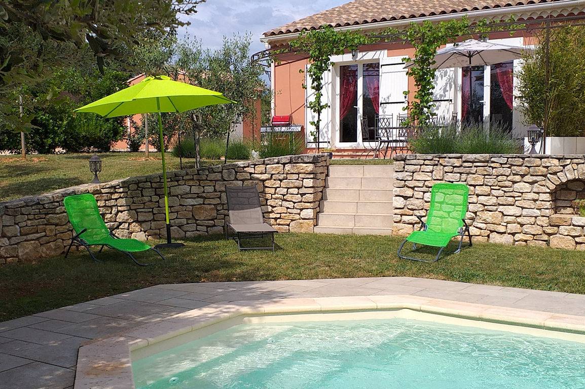 Charmant gîte avec terrasse privée et piscine in Orgnac-l'Aven, Ardèche