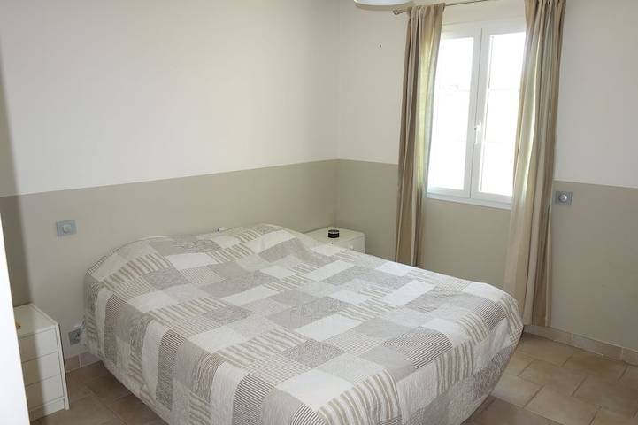 Location de vacances pour 2 personnes, avec jardin et terrasse à Sénas - 2