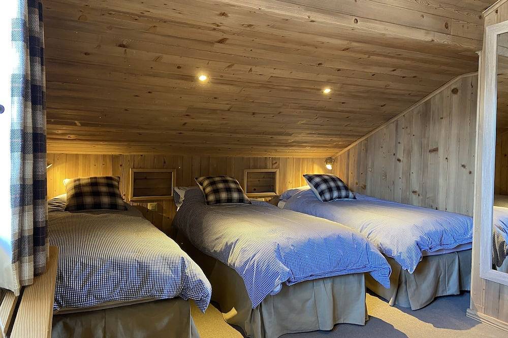 New listing! Quiet semi-detached chalet close to ski lifts and town centre. in Bagnes, Alpes valaisannes