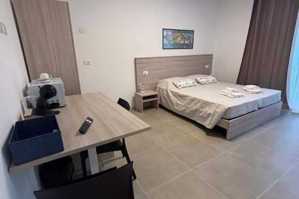 🏡 Modern & Functional Rooms in Mestre – Brand-New Guesthouse with Free Parkingperfectly located for Venice: bus no. 5 passes every 10 minutes and takes you directly to the historic center in just a few minutes! Rooms are equipped with a comfortable in Mestre, Venice