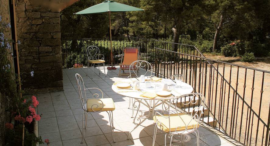 Gîte pour 4 personnes, avec piscine ainsi que jardin et terrasse