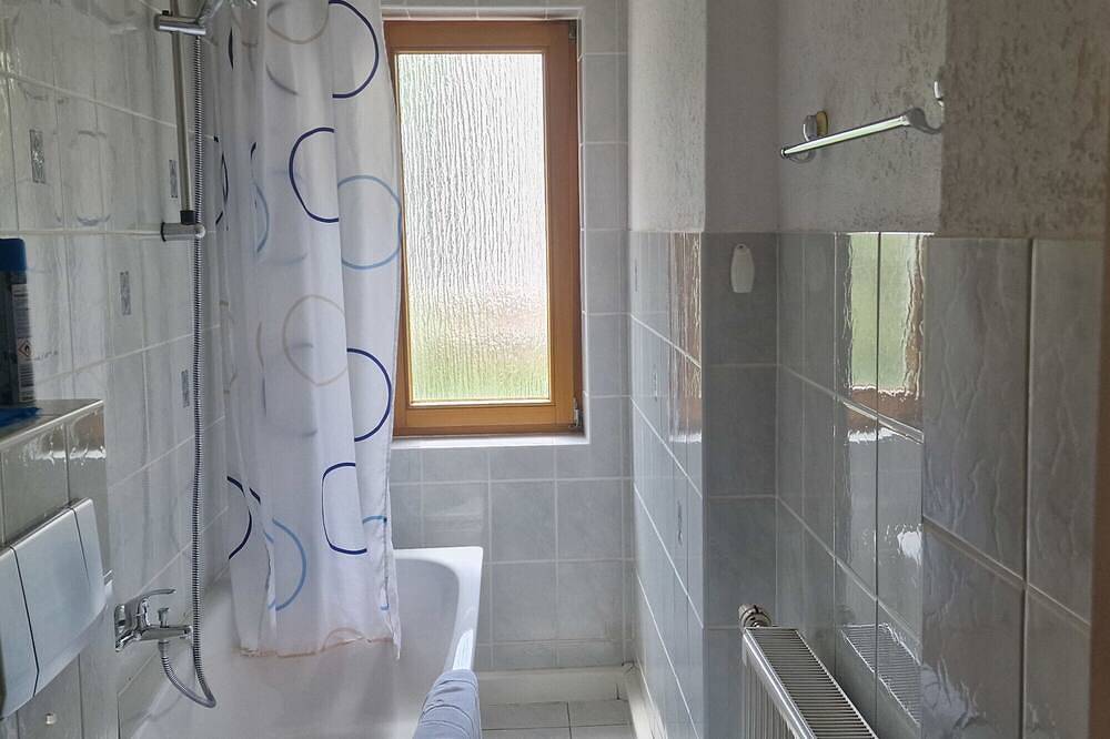 Ganze Wohnung, Zweiraumwohnung mit getrenntem Schlaf- und Wohnzimmer in Cotta, Dresden