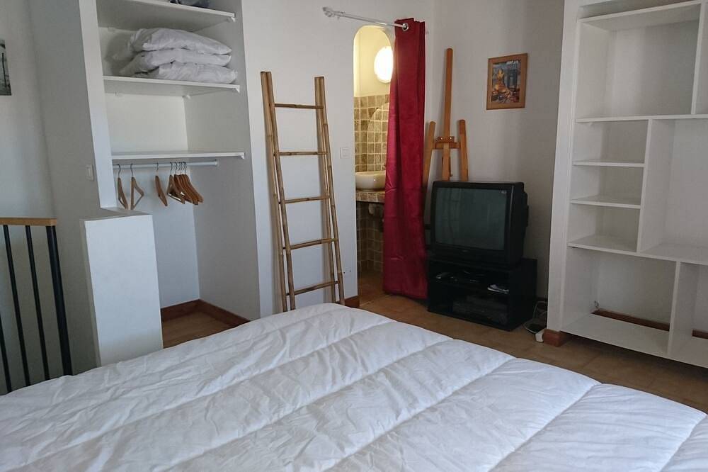70m from the beach, pretty house 200m2, sea view, 6 bedrooms, 5 bathrooms, 7 wc, enclosed garden, 15 people in Poggio-Mezzana, Corte region
