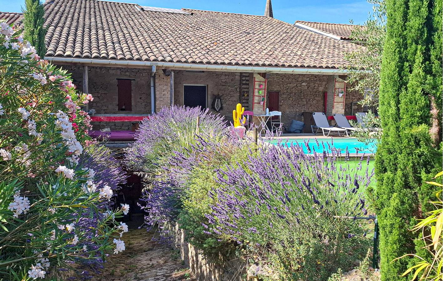 Appartamento a bordo piscina con parcheggio e vista sul fiume in Saint-Gervais, Nimes e dintorni
