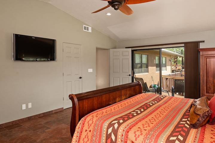 Vacation rental for 6 people, with hot tub and yard in Oak Creek